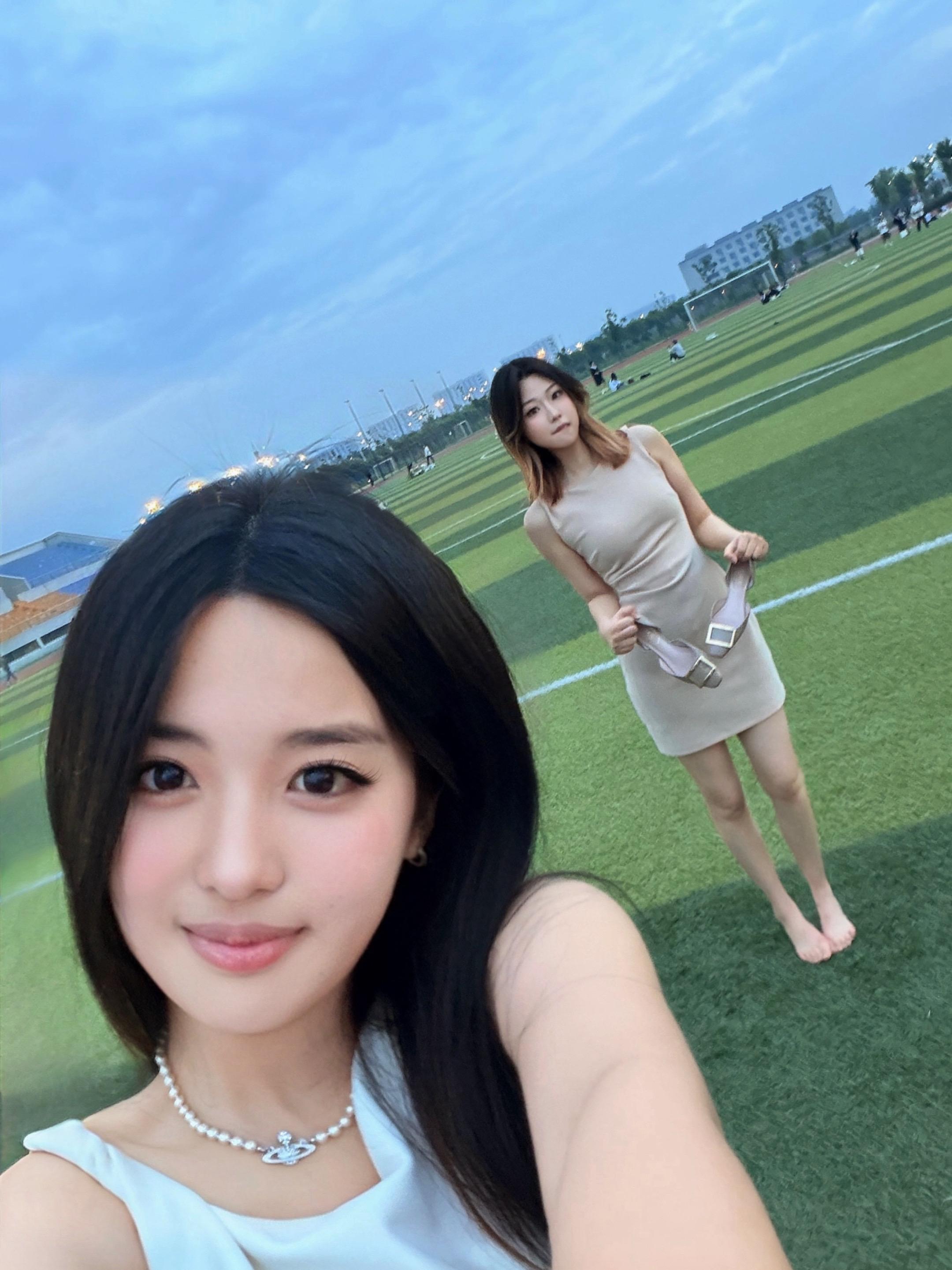 亲爱的莉拉，我毕业了 “学士袍如此轻盈垂坠，远没有婚纱的气派，却可以带...