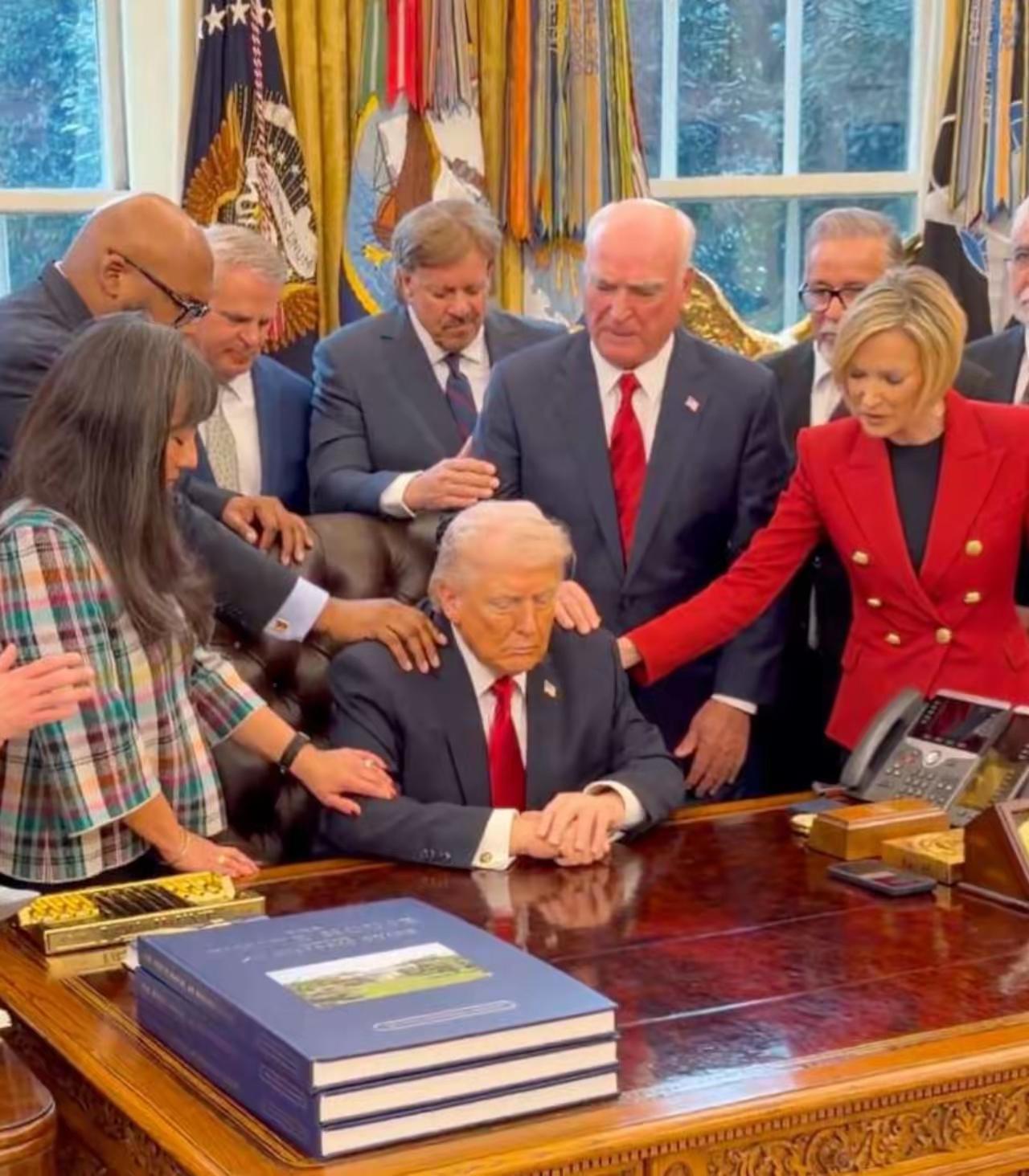 特朗普在白宫祈祷的画面在中国成为了一个非常流行的表情包。员工们聚集在老板身边‘祈