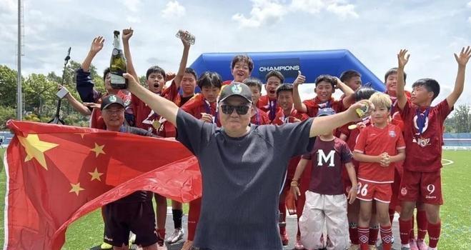 董路率领“中国足球小将”U12梯队在意夺冠，其意义不仅在于成绩，更在于一种可能性