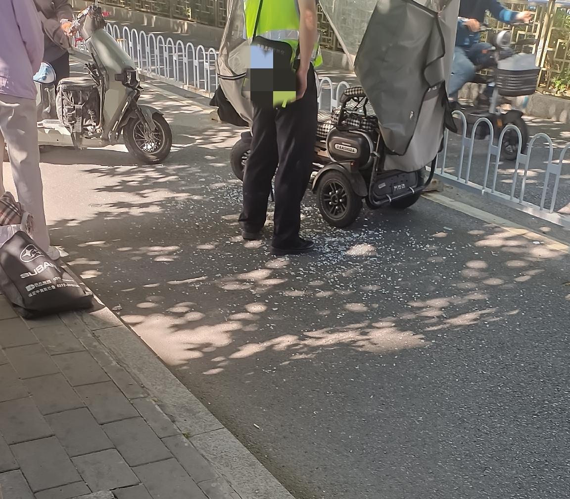 坐标，保定恒祥北大街与复兴路交叉口附近非机动车道
时间，2026年5月29日上午