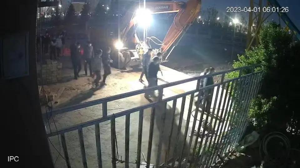 地上神仙看社会（2）民意态度与法律尺度

2023年，十余名人员持械非法闯入张恒