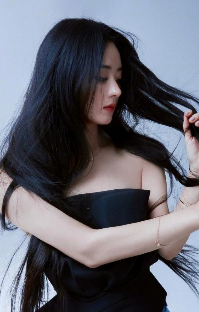 赵丽颖的路人缘确实强大！
赵丽颖粉丝和张凌赫粉丝这两天有点摩擦，起因是张凌赫和杨