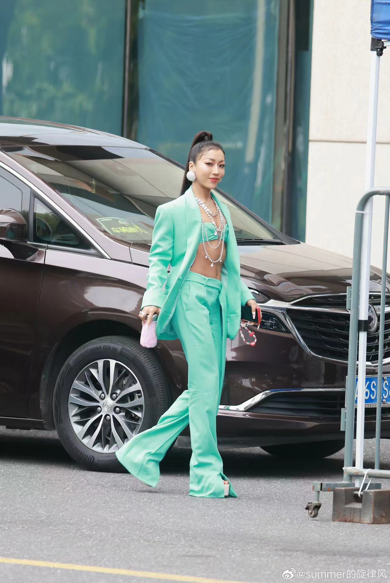 #吉克隽逸露脐薄荷绿西装##吉克隽逸露脐# 薄荷绿西装可不是谁都能驾驭的，但吉克