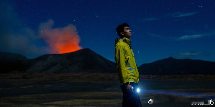 #与吴磊一起共赴火山#吴磊长途跋涉，只为去领略人们愿用生命去追逐的景象 ​​​