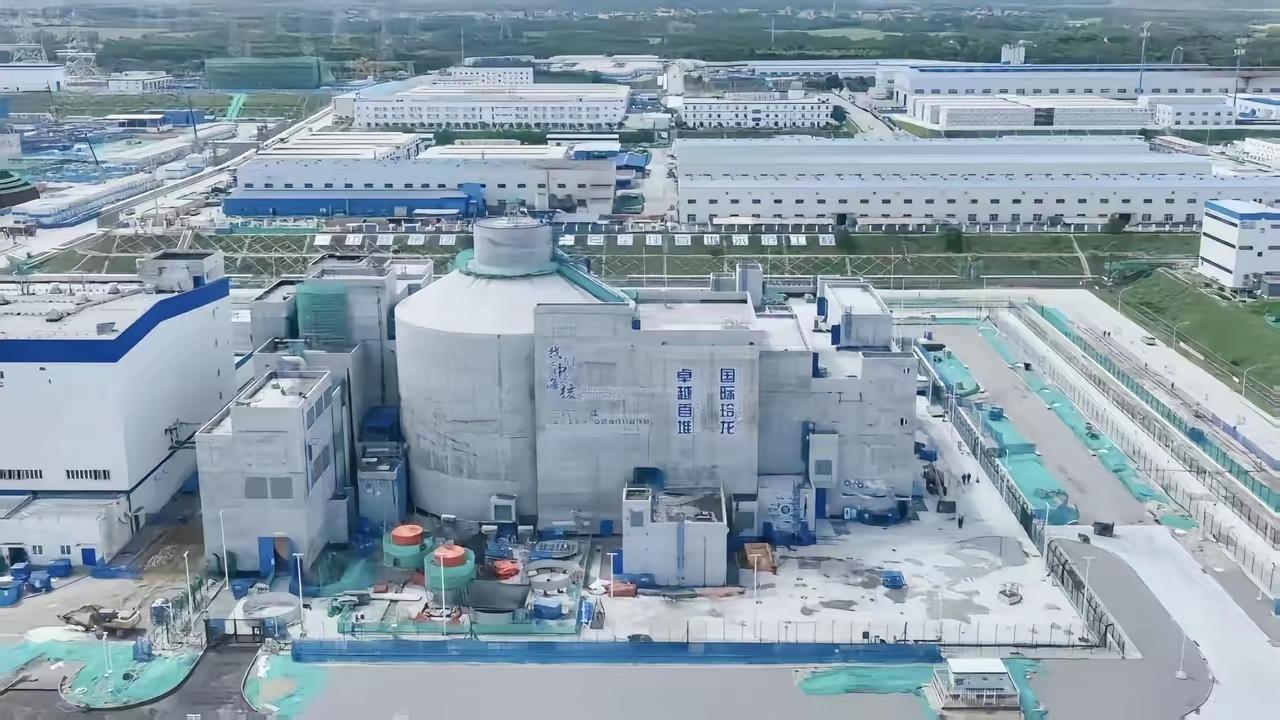 玲珑首堆，字如其名，小巧玲珑，核电门槛大大降低，这是核电普及的里程碑意义。