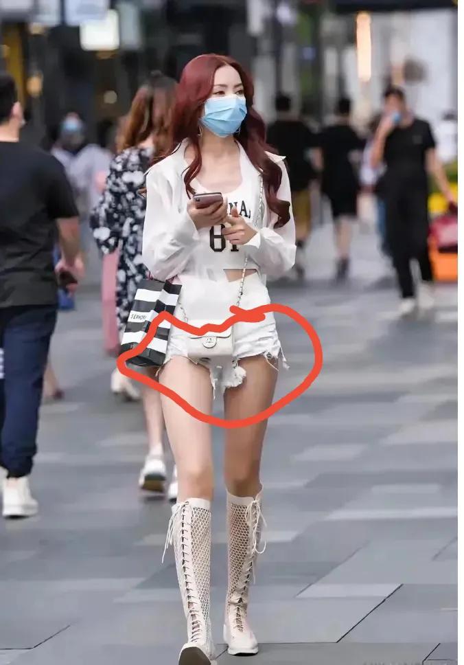 对女生悔辱性设计的服装，竟然有人敢穿。#时尚小尴尬#