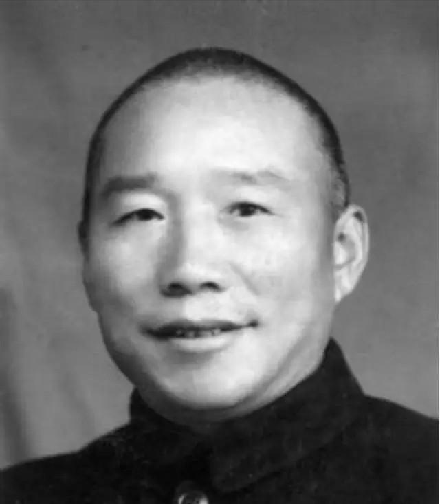 1948年12月的一天，解放军战士给一个被俘的伙夫发了两块大洋让他回家，不料此人