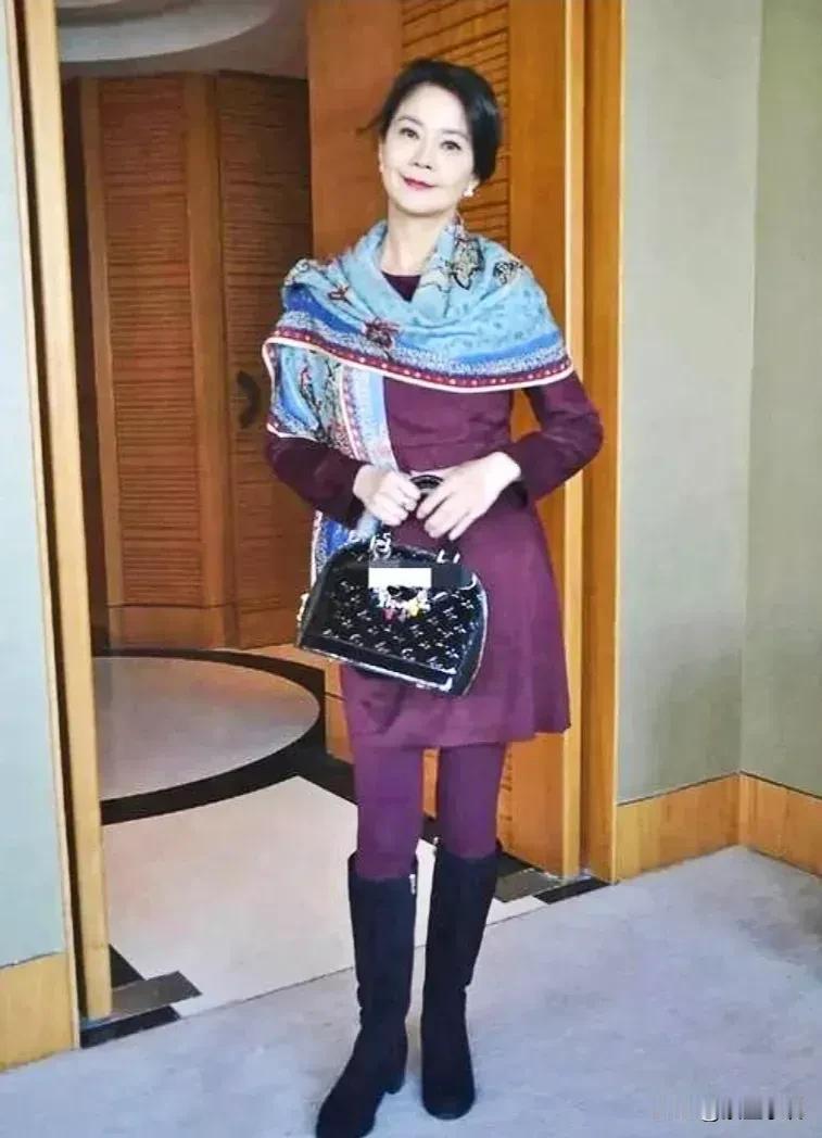 60+了还那么美丽动人，岁月不败美人，风华依旧。
想当年，清丽可人的她，凭借精湛
