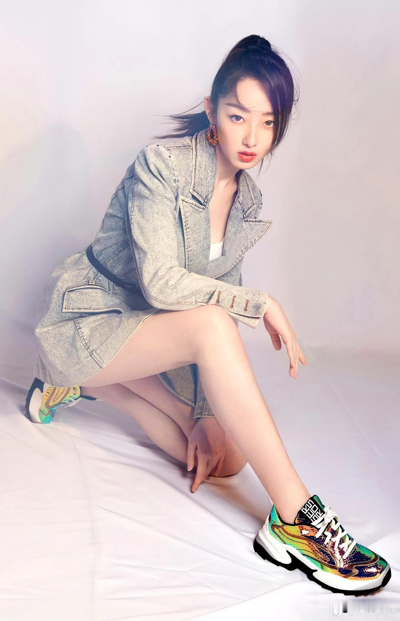 蒋梦婕牛仔套装配潮鞋，元气美腿超吸睛