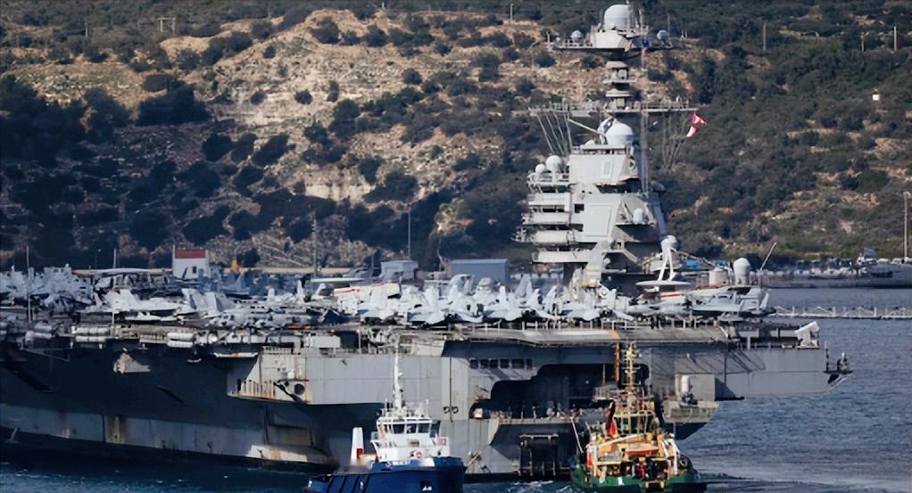 笑不活了！美军千亿级航母，竟被马桶逼到“认怂”。
 
这福特的造价高达130亿美