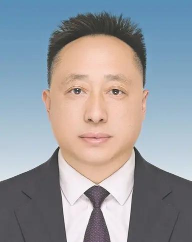 贵阳市政协的杨仁忠，结交骗子，谋求特殊待遇，赌博，违反生活纪律！

学中文的70