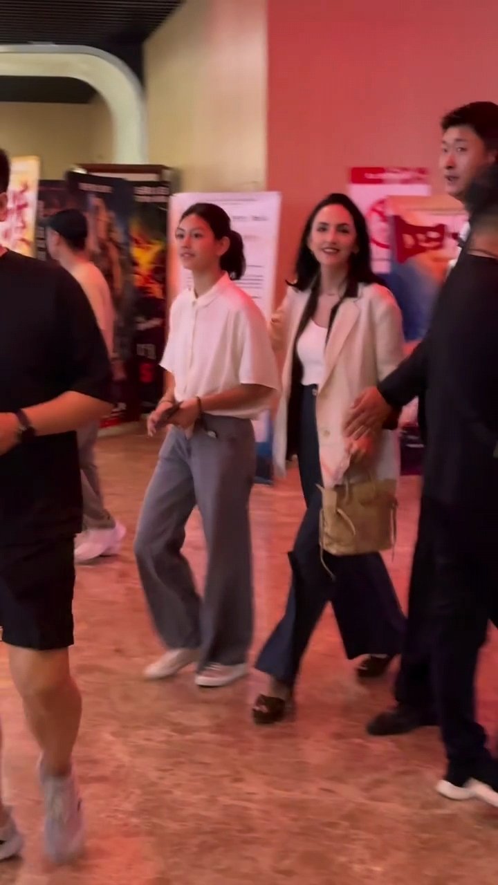 刘烨妻子女儿现身电影首映刘烨女儿越长越漂亮了 霓娜越长越漂亮了！被偶遇和妈妈一起
