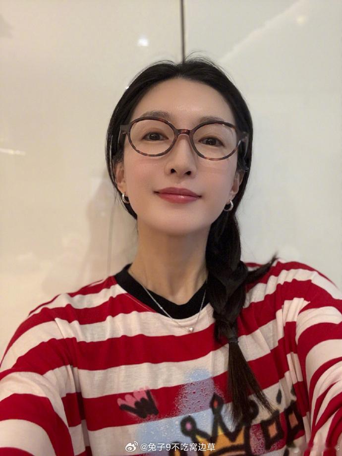 江疏影更新日常江疏影分享日常 江疏影微博晒日常，红白条纹上衣出镜率极高，在城市建