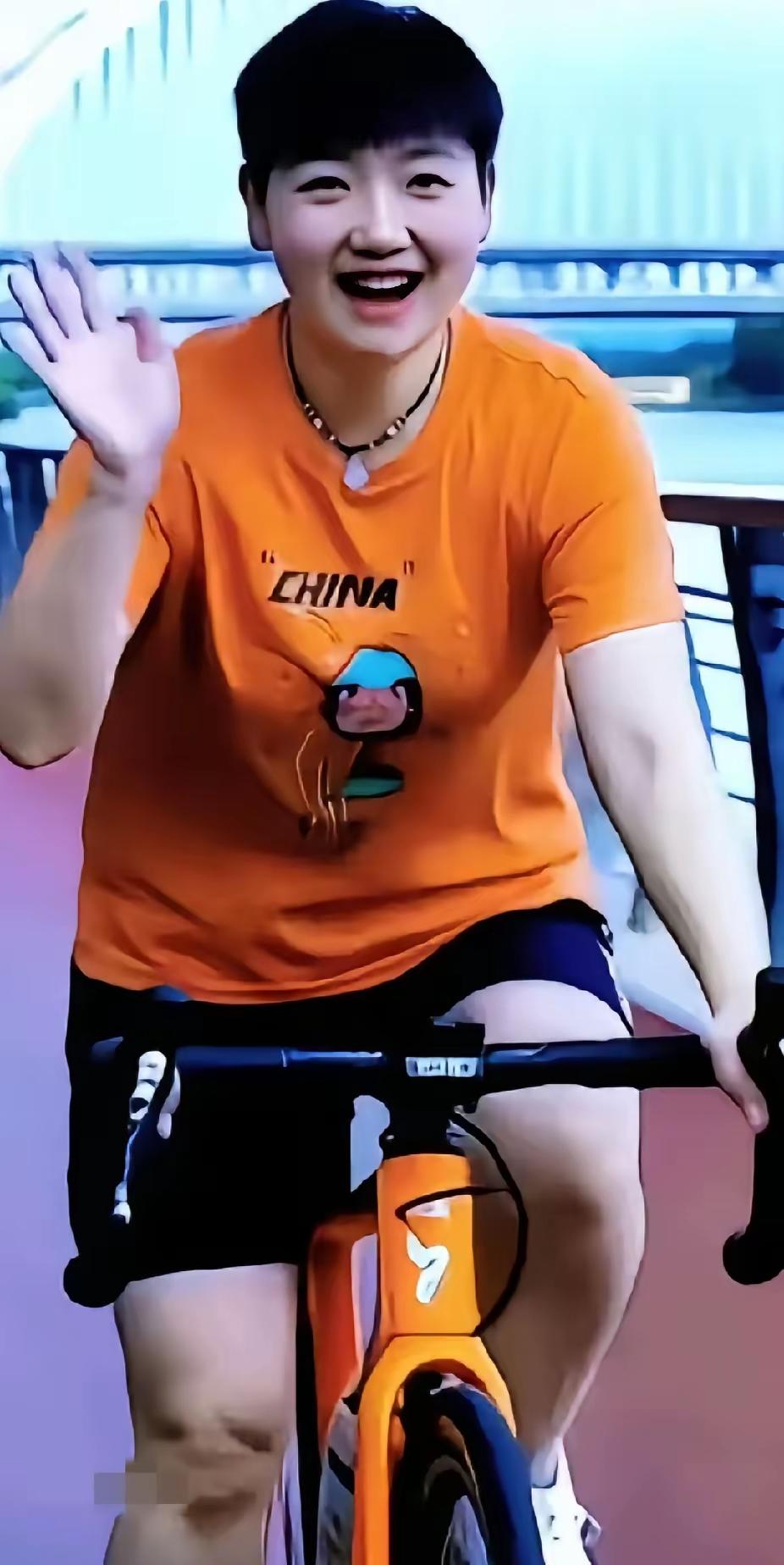 亚运会开幕在即，莎莎这张照片映入眼帘，让人心头猛地一震：我们可爱的莎莎动起来了！