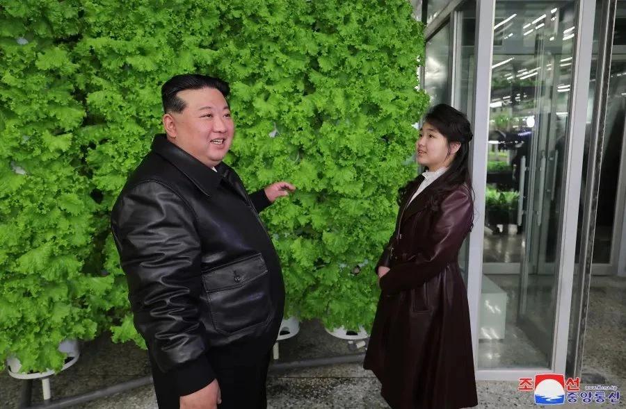 朝中社报道，3月15日，朝鲜领导人金正恩携金珠爱将军参加江东综合温室竣工投产。
