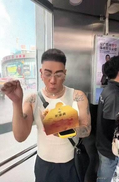 没什么感觉男的闭着嘴嘟着吃东西就感觉很bt?又要娘又要这么大块。