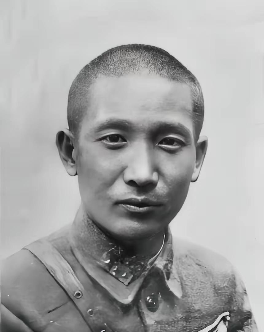 1941年，戴笠手下骨干特务诬告中将张治中通共，张治中冲进特务站当场拍桌子，戴笠