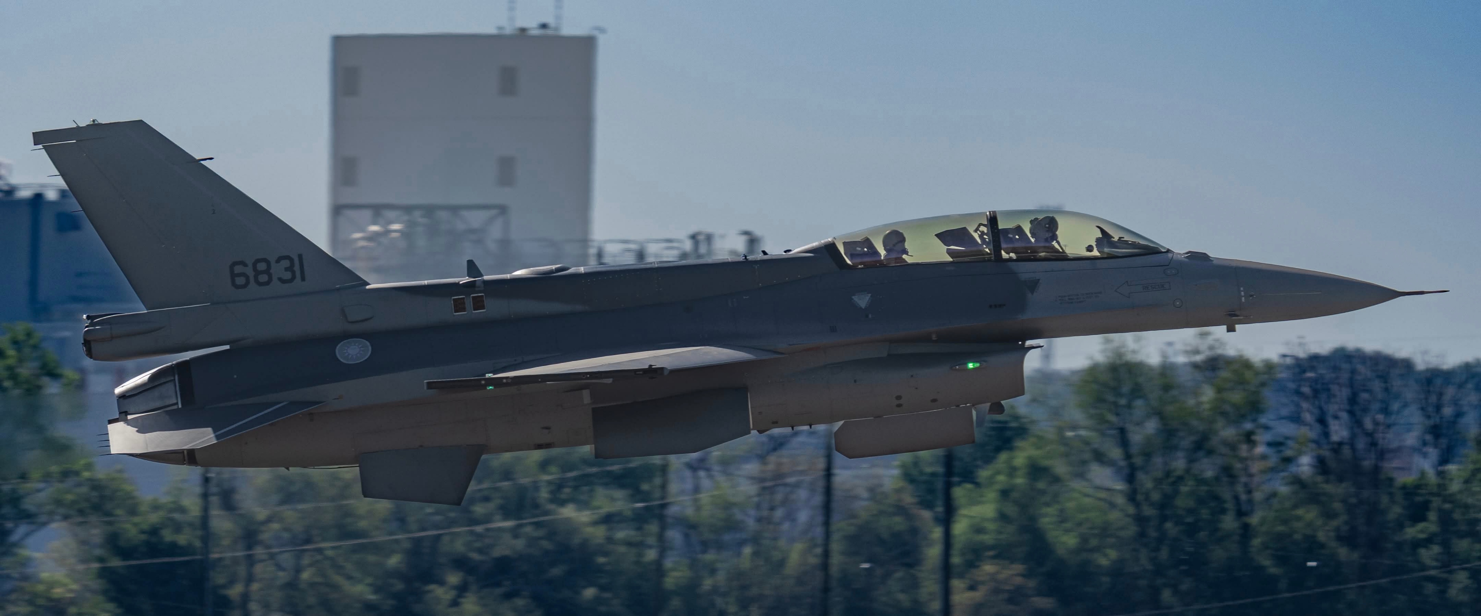 台海局势 台伪军订购的双座型F-16V 6831号在近期在美国被拍到进行出厂验收