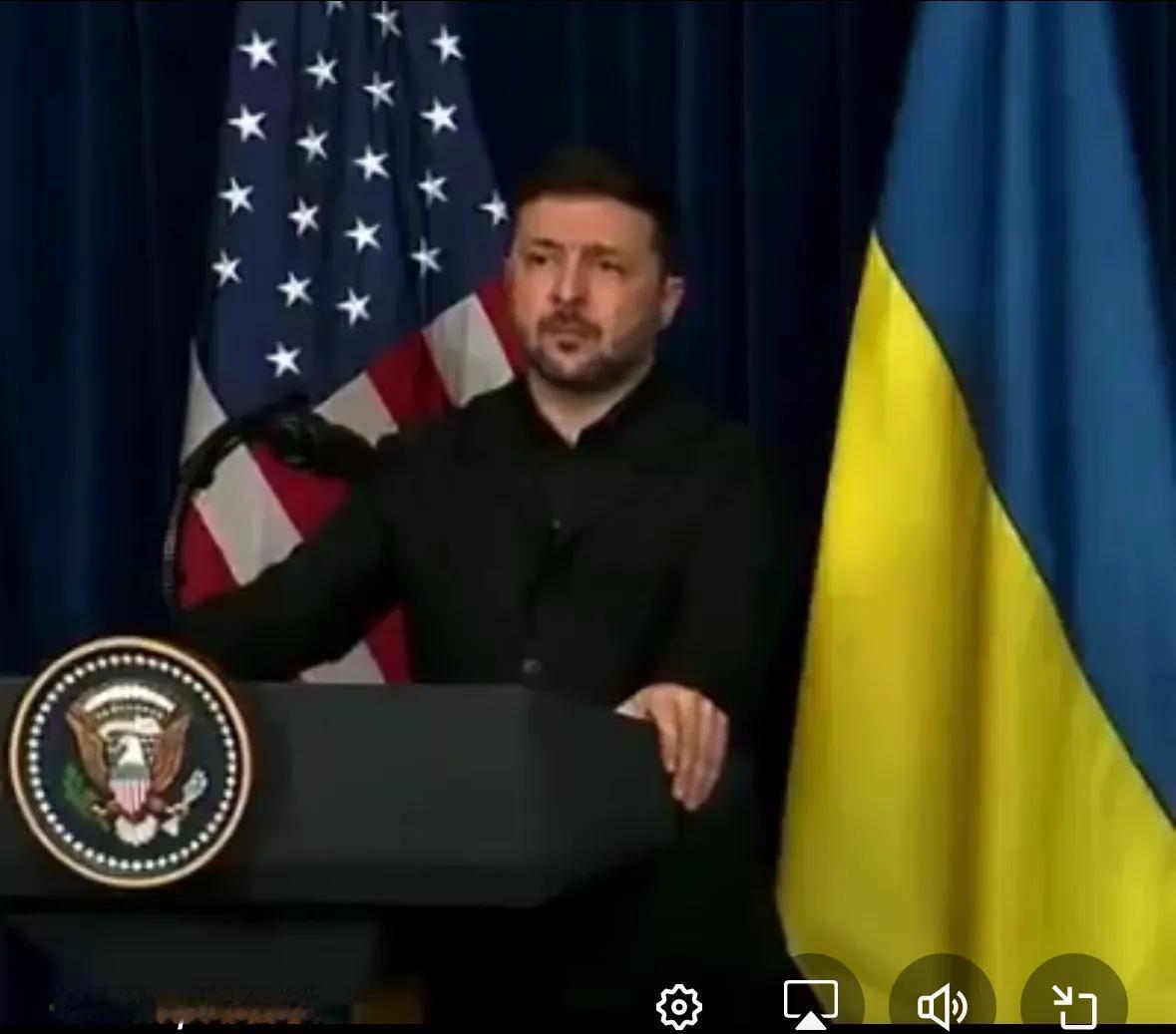 会谈结束，特朗普在记者会上说：“俄罗斯希望乌克兰取得成功”。
泽连斯基在听到这充