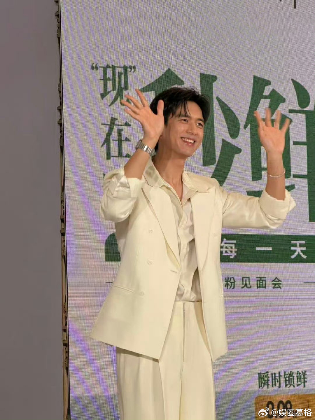 李现回湖北粉丝凌晨排队 救命，荆州商场今天被粉丝"承包"了！凌晨5点就有人蹲守，