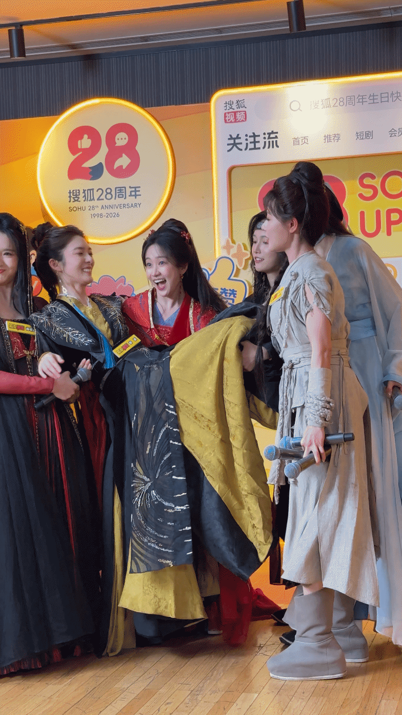 现在的女演员臂力有多可怕 大合照时刘美含的内心OS：快拍吧，再多一秒撑不住了