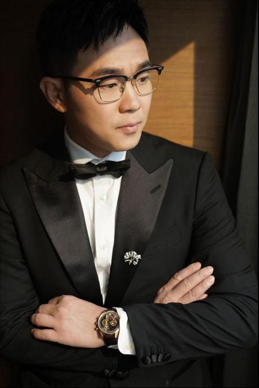 导演，大鹏，父亲叫董志阳，他回忆说，大鹏喜欢唱歌，还弄了一个乐队，在集安演出，可