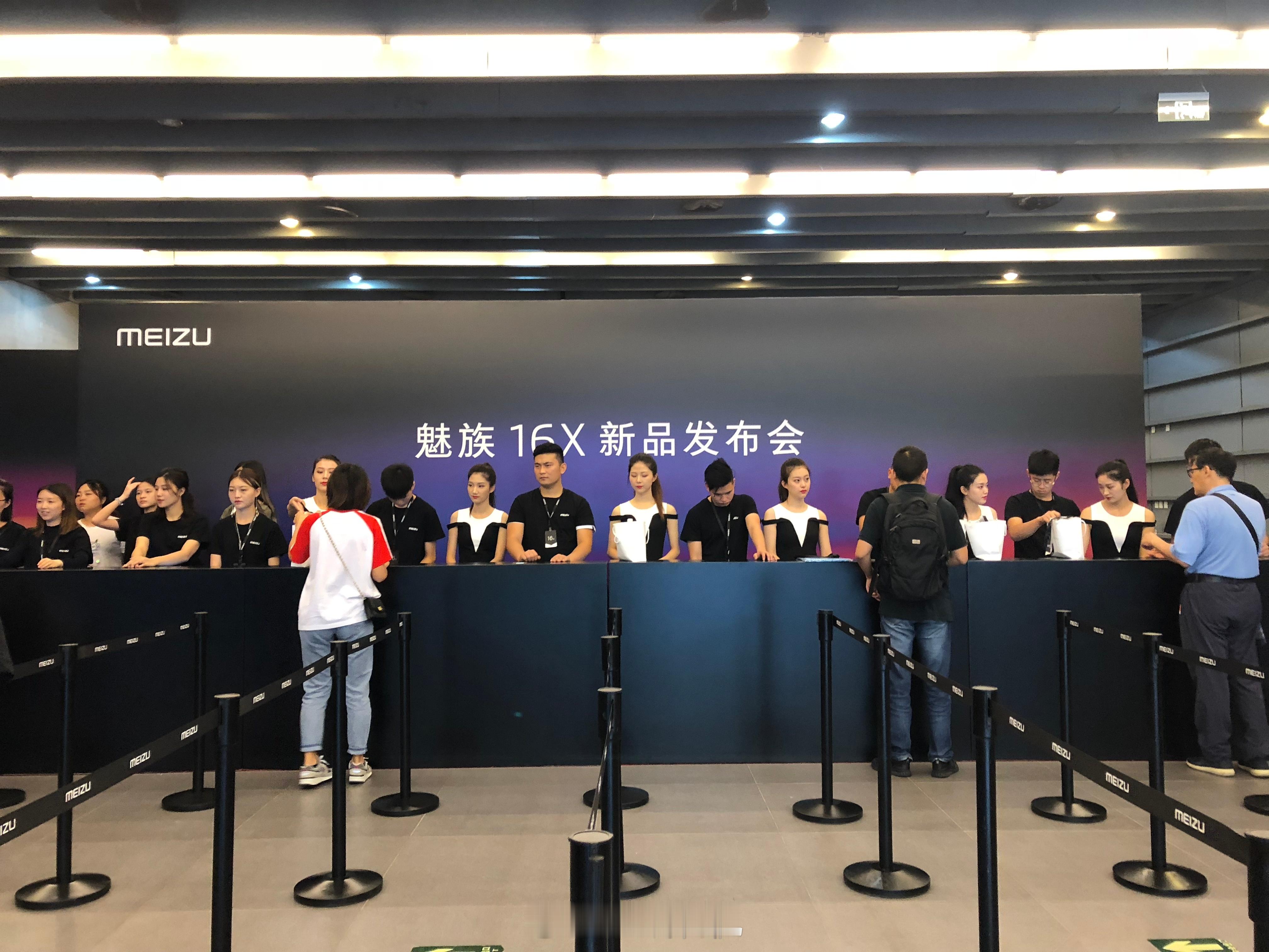 时间真快啊，魅族马上迎来21周年了，魅族发起了万人共创计划，打算做一个万人海报，