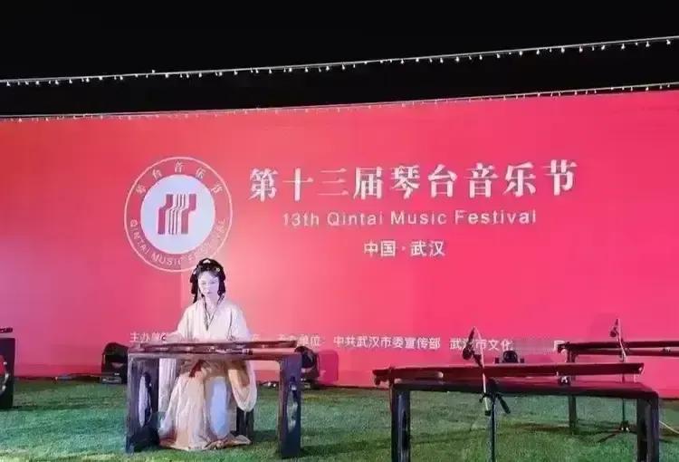 武汉的桥, 连接南北的浪漫；江城的韵, 诉说千年的传奇；武汉的文化，融汇古今的精
