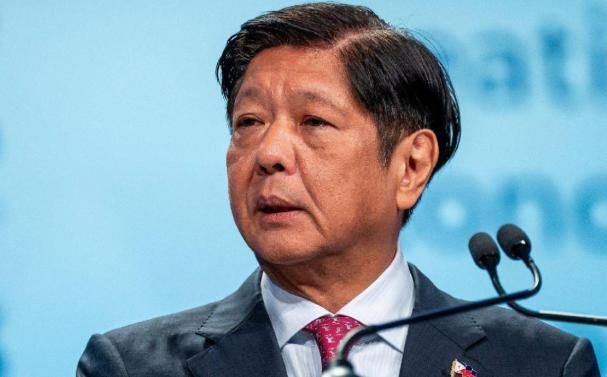 局势已恶化，菲国61个市镇大断电，忙着反华的马科斯，被要求下台。

11月初，台