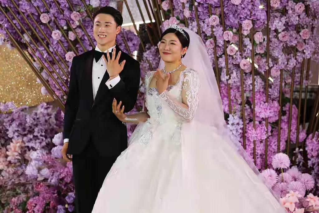 炸场！“桃心夫妇”双金封神！中国第六对奥运金牌夫妇，甜到犯规！
 
米兰冬奥会自