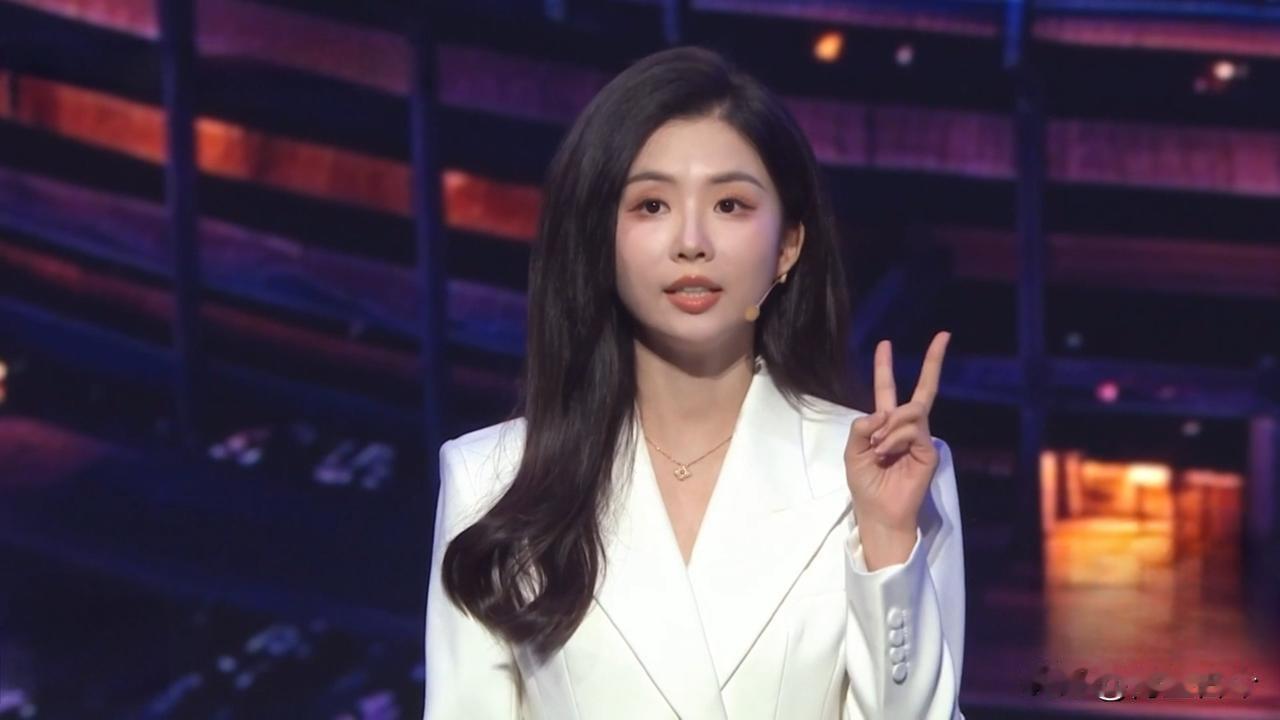 小红书请了不少女解说，貌似风评还可以，虽然比不了詹俊，贺伟这种水平，但是刘畅，吴