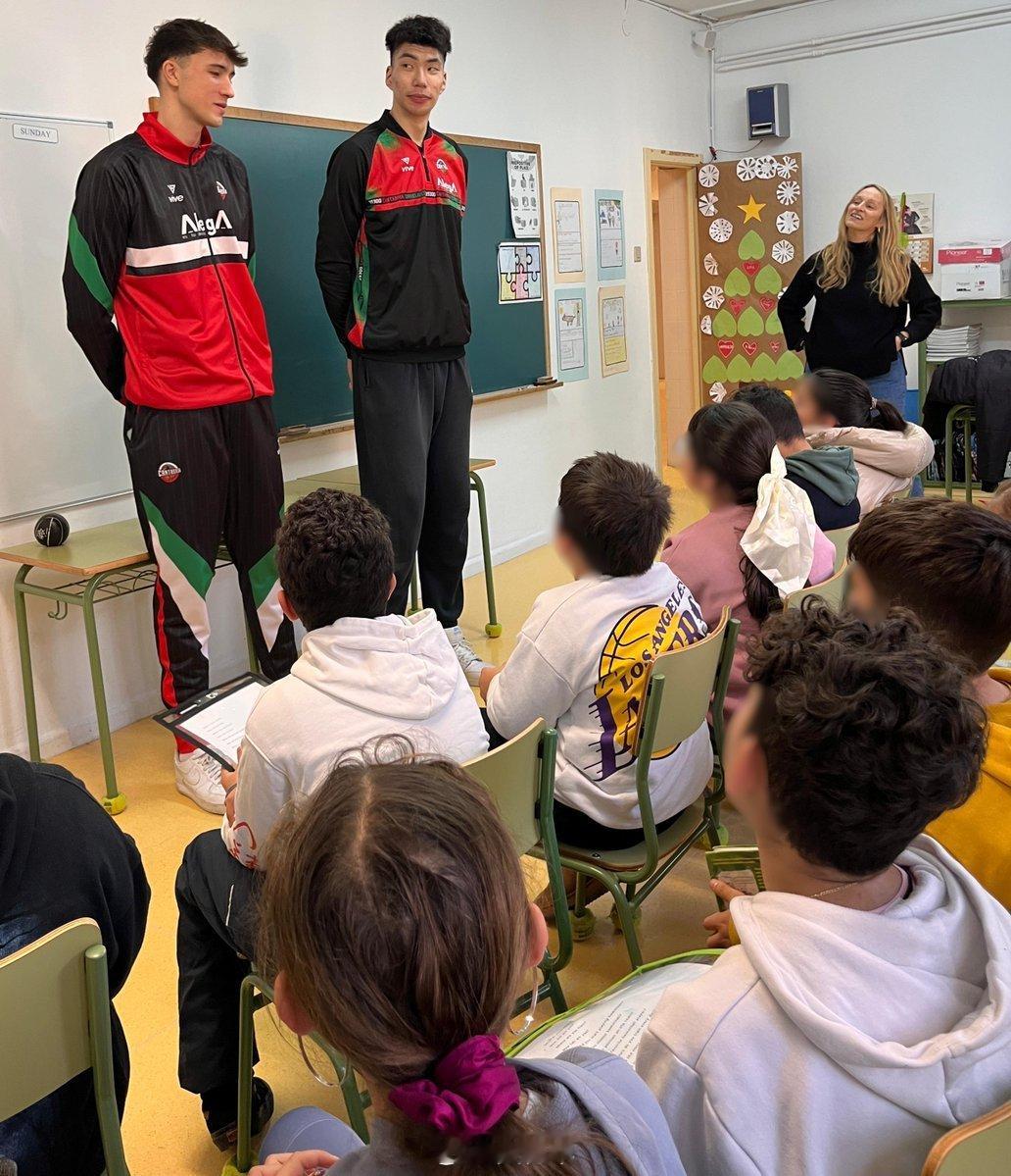 余嘉豪近期参加了埃斯特拉男篮的走进校园活动，跟孩子们互动，还为他们制作了比大小的