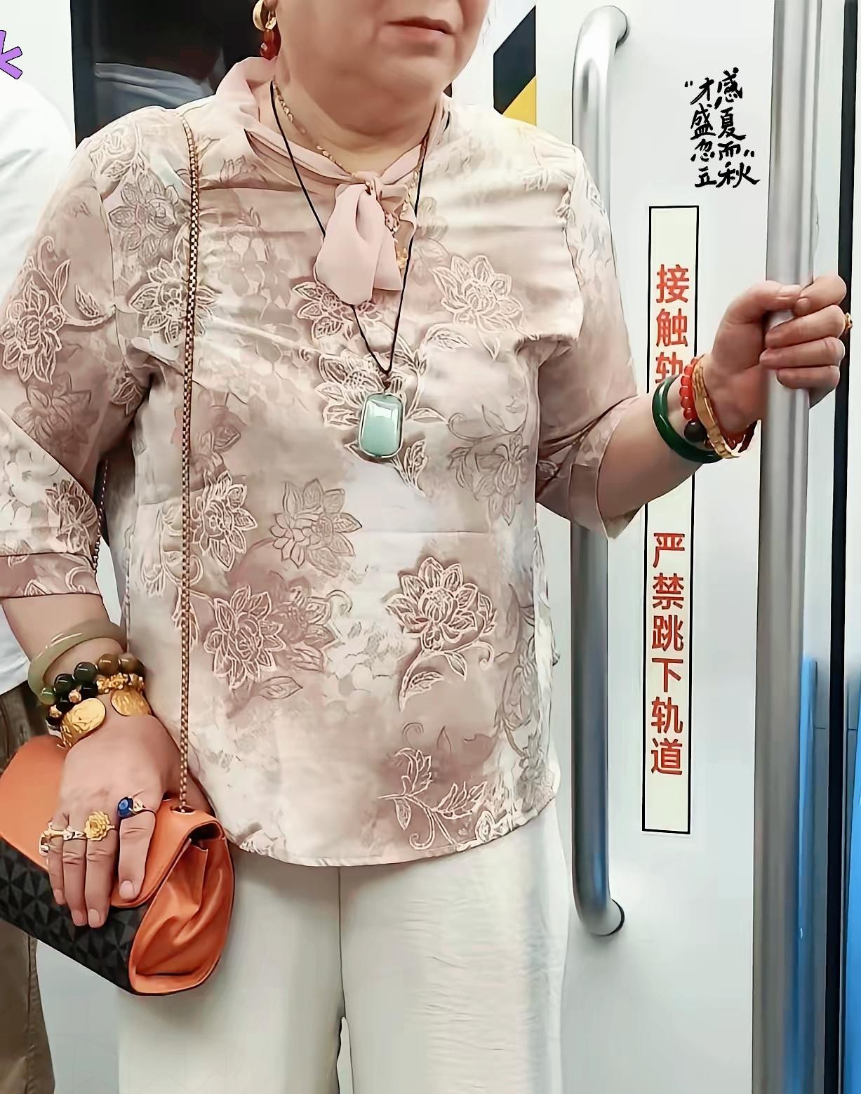 有钱任性，这位大妈算是把这份洒脱展现出来了！一身精致穿搭，浑身上下挂满首饰，黄金