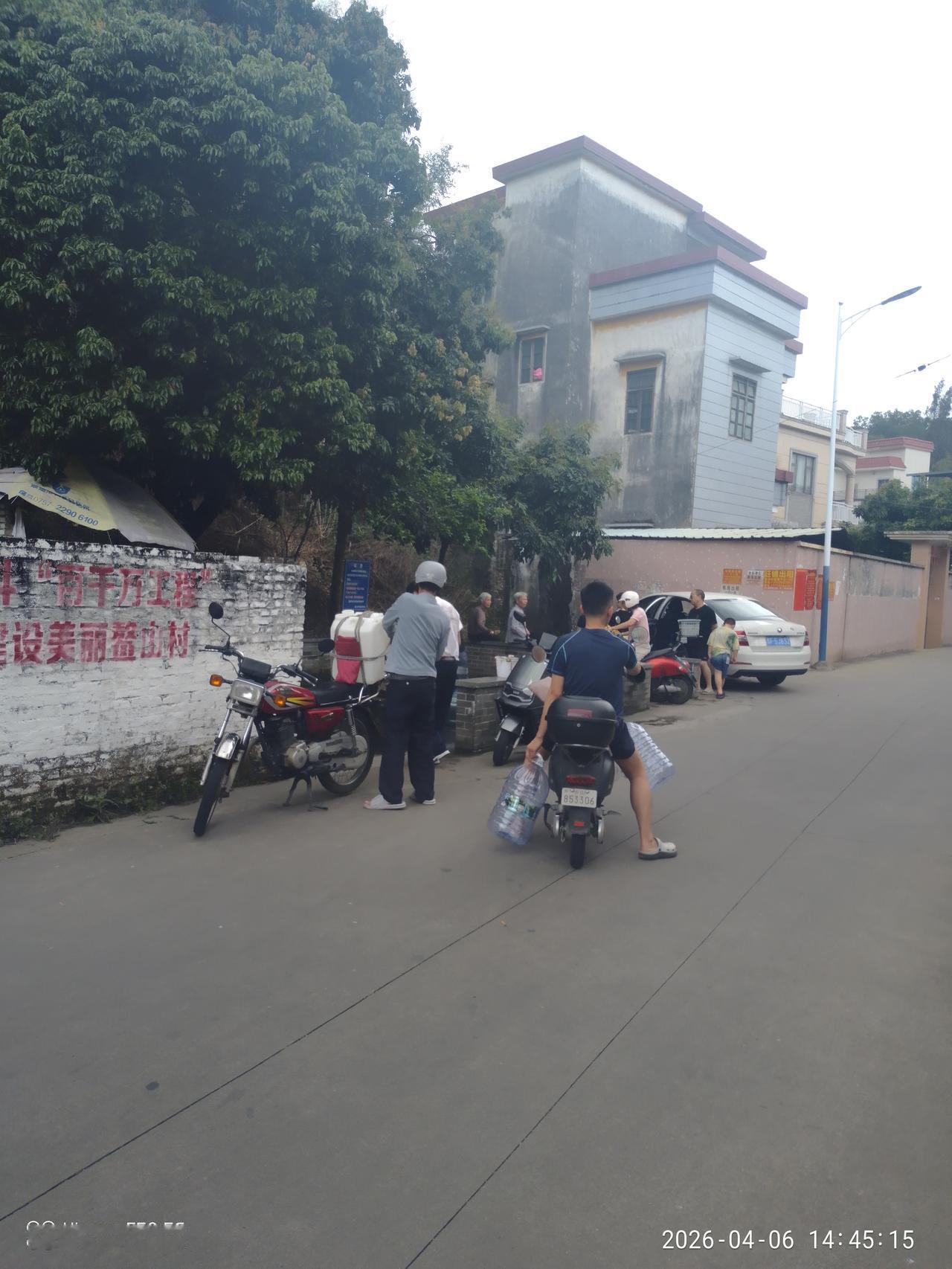 昨天和朋友去前几天路过的“水井”装水，之前没细看，走近才发现根本不是水井，是把山