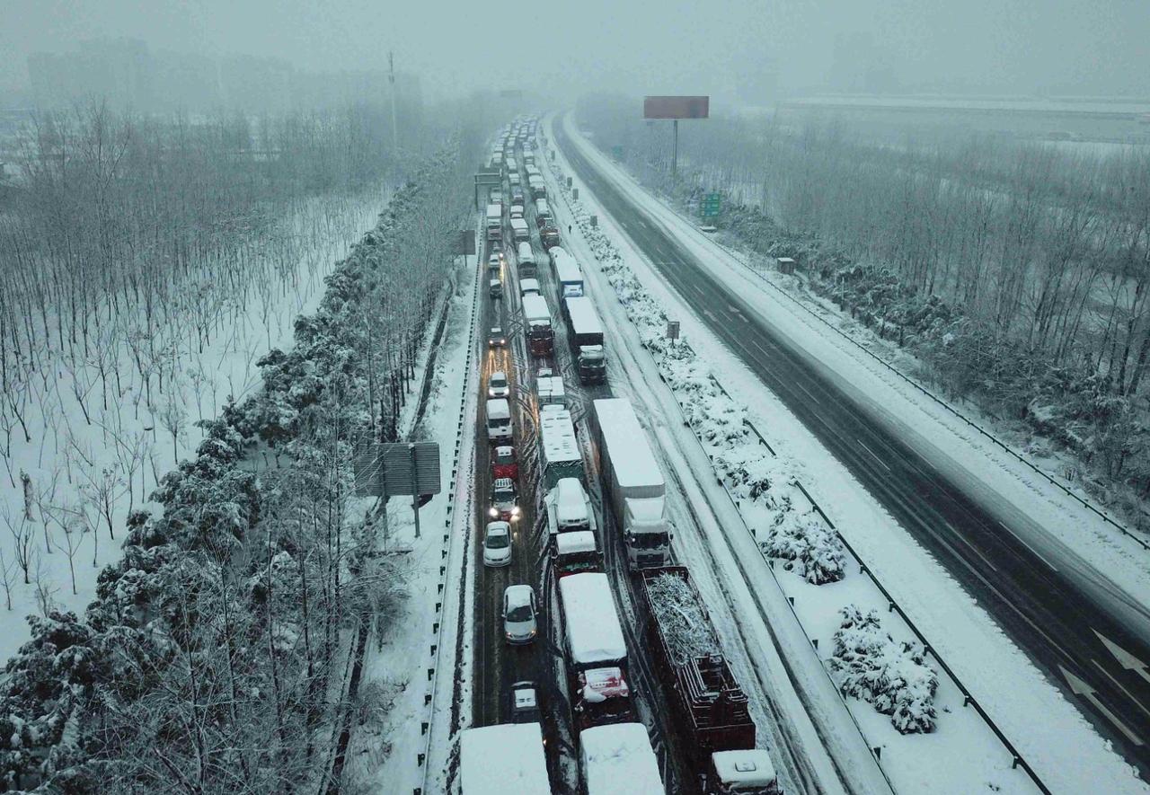 河南暴雪和两湖冻雨，有些人抖机灵带节奏，有些人捧一踩一拉仇恨，跟前段时间有些人攻