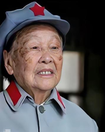 她真想一头撞死。被扔进西宁的大仓库里，每天都有不同的男人来糟蹋她。可是一摸肚子，