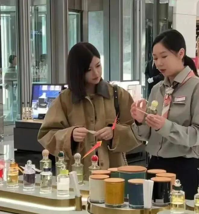 陈妍希最近确实再次引起了热议。这两天，她在北京逛商场被网友偶遇，细心的网友注意到