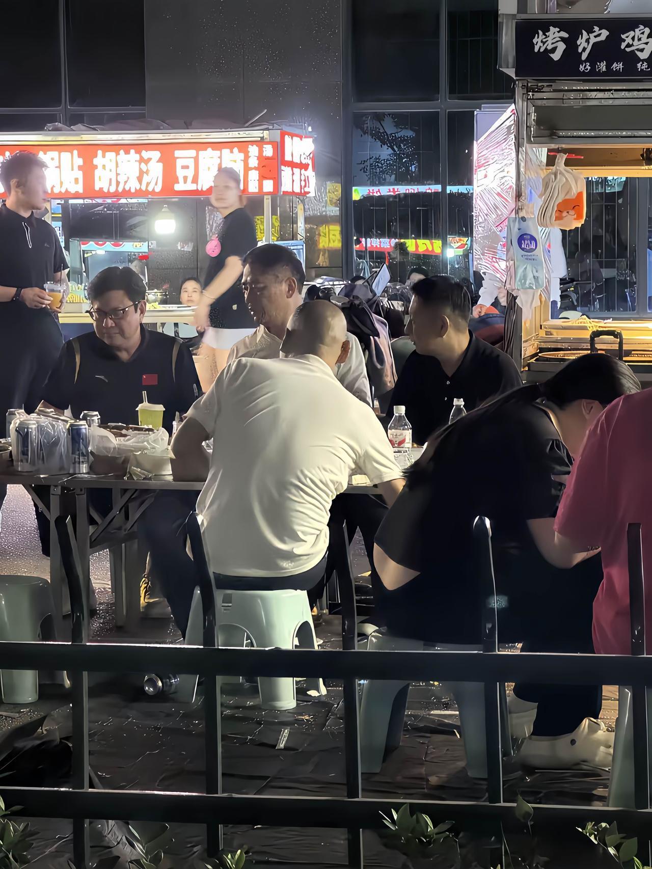 8月30日凌晨，有网友在宿迁偶遇刘强东，他在街头大排档吃烧烤的画面。

东哥，这