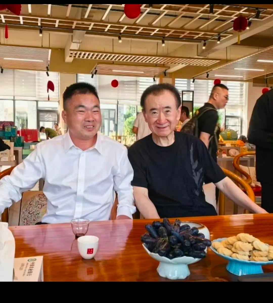 看着老王虽然精神比较好，但是也很难掩盖住他的疲惫和憔悴！
只是生意那么难做，万达