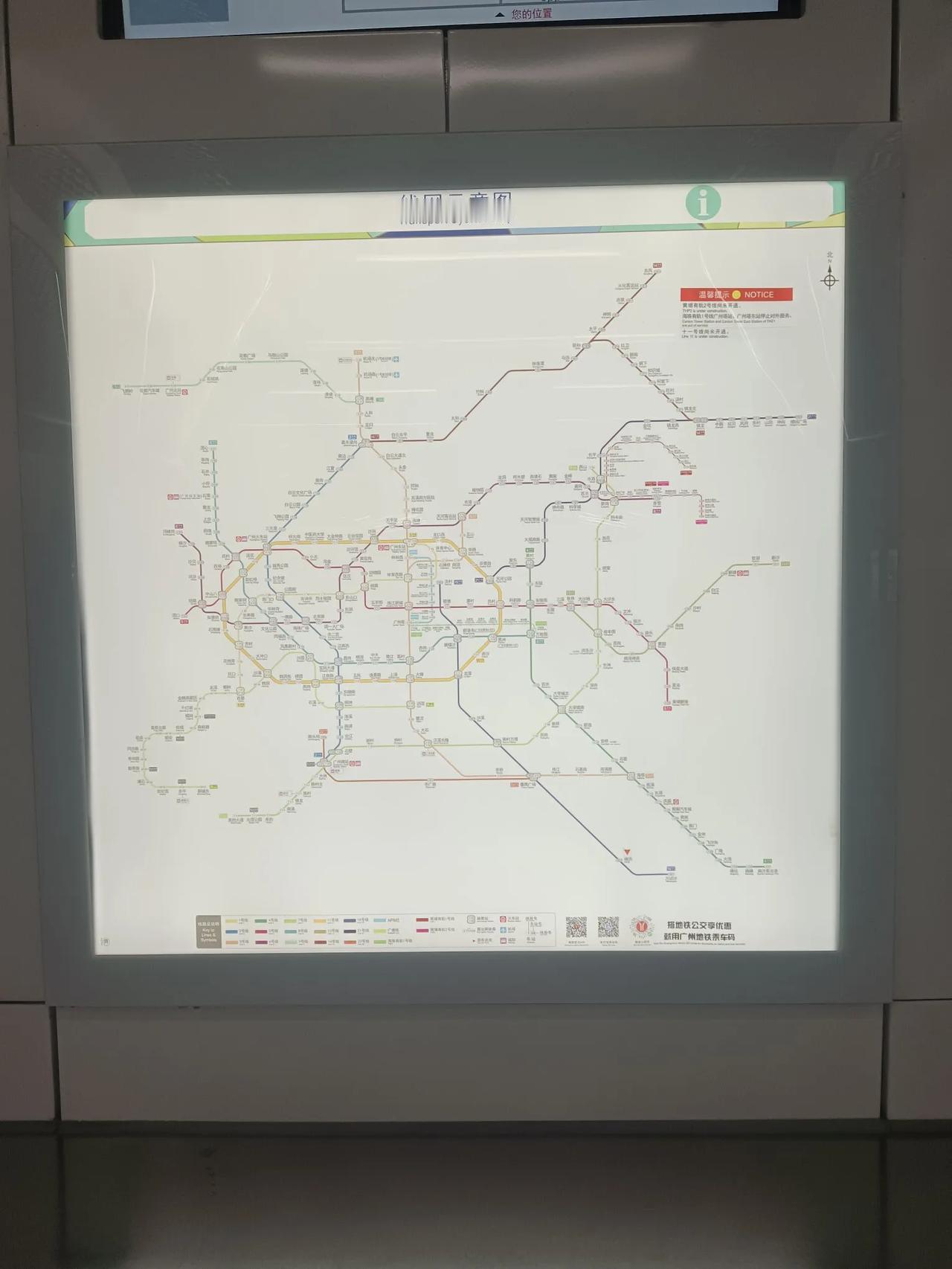 广州这边的地铁建设得真不错！线路多，设计也不一样（如下图1、2、3）。不愧是北上