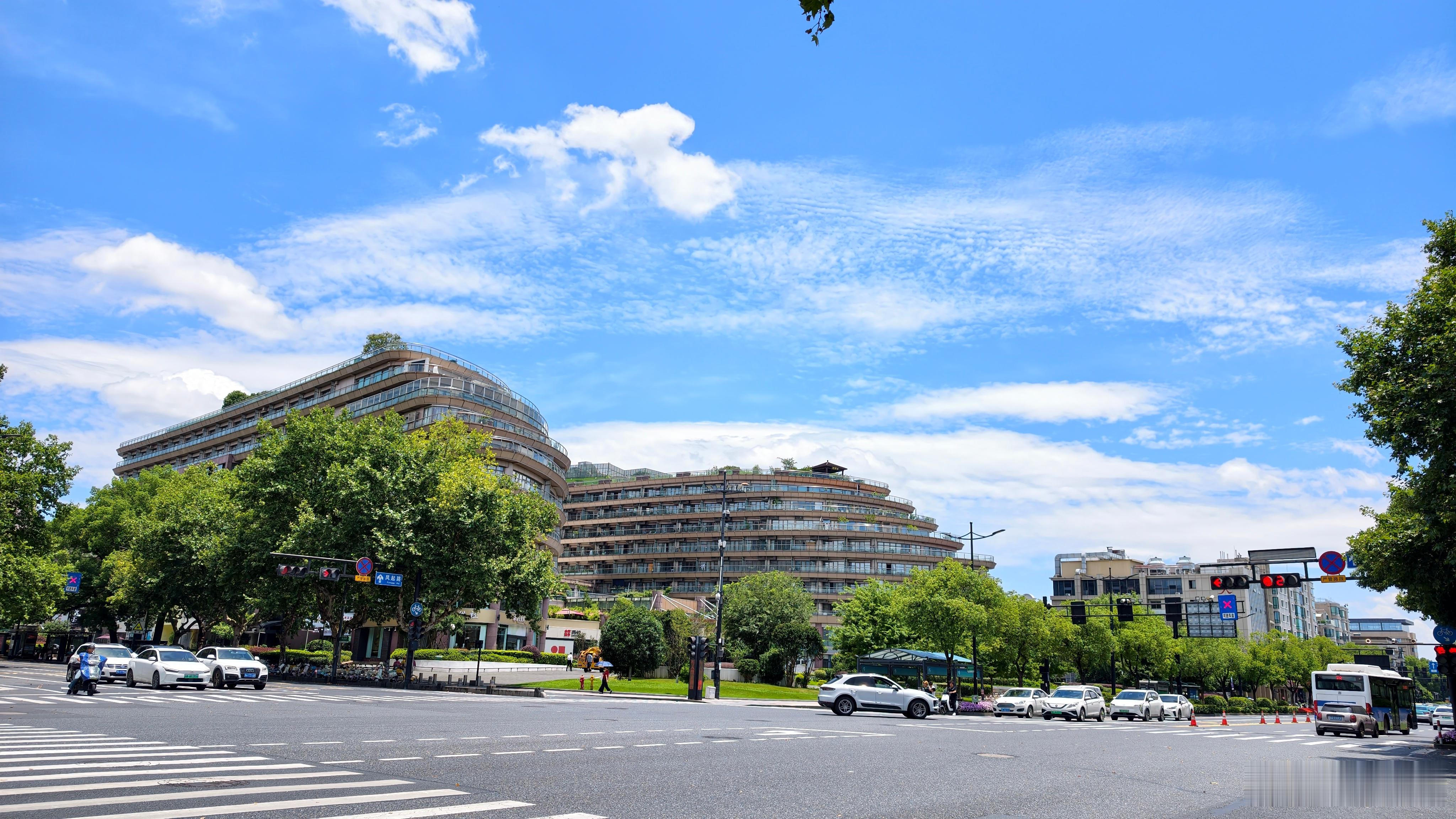 夏天的天空就是这么奇形怪状，天气也是喜怒无常。一会儿晴天，一忽儿狂风暴雨。蜗的摄