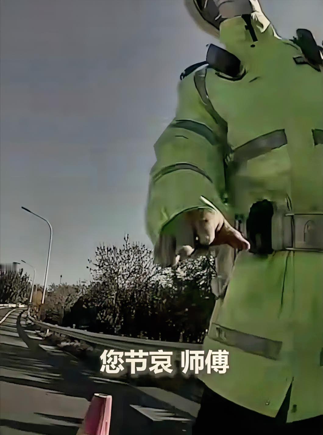 北京，交警伸手拦停一辆超车的摩托，骑手一开口，控制不住哭了起来“我妈没了，我回家