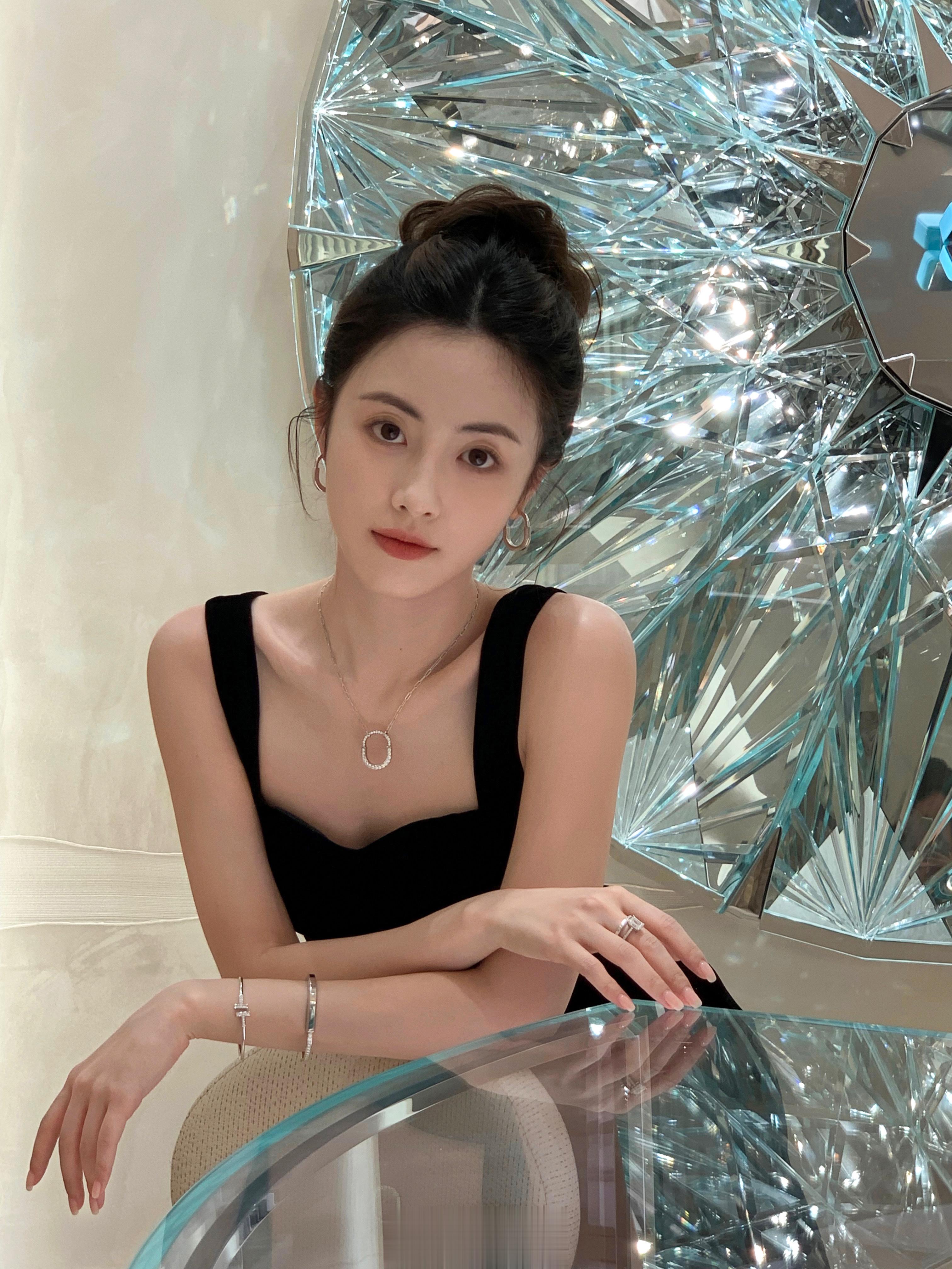 戴上Tiffany的项链盘上富家千金头大小姐驾到，通通闪开。地址：深圳湾万象城 