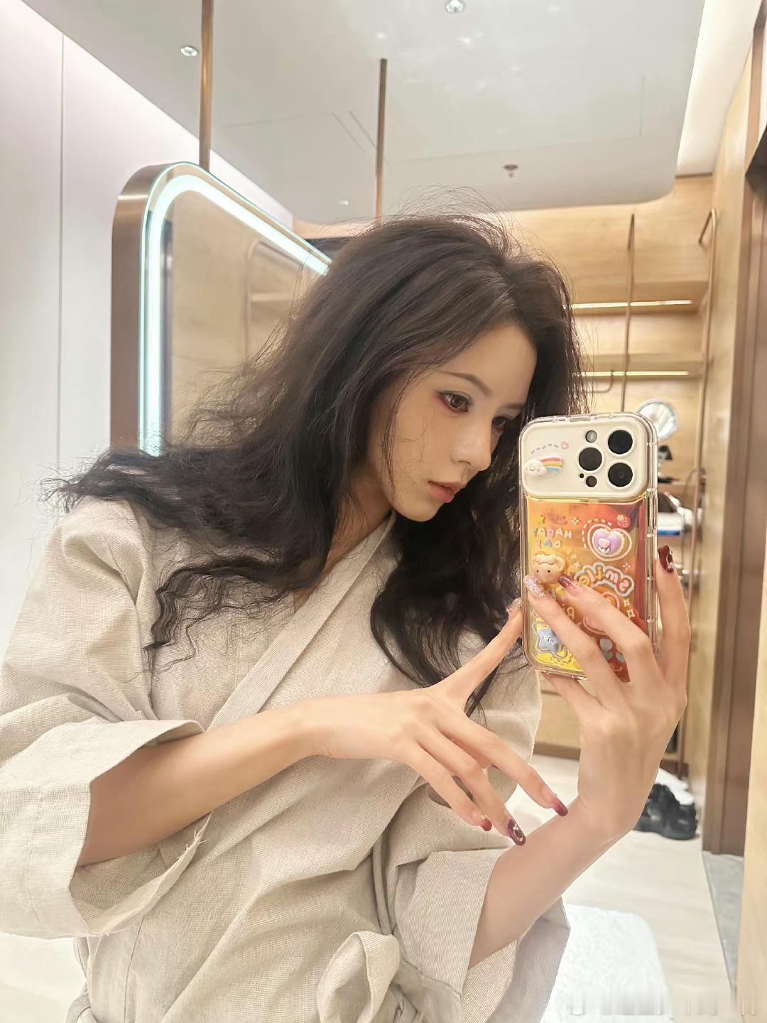 #张予曦对镜自拍##张予曦炸毛自拍##张予曦浪姐上班# 这颜值我直接吹爆 ​​​
