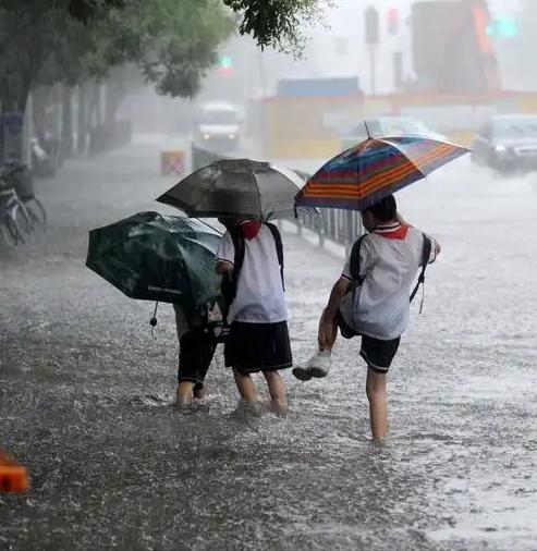 [月亮]五月极端暴雨密集侵袭南北多地引发洪涝滑坡灾情 专家解读成因并献策防汛 中