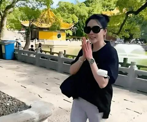 香港女星邱淑贞近日在浙江普陀山被网友偶遇。57岁的她身穿黑色上衣配灰色长裤，扎着