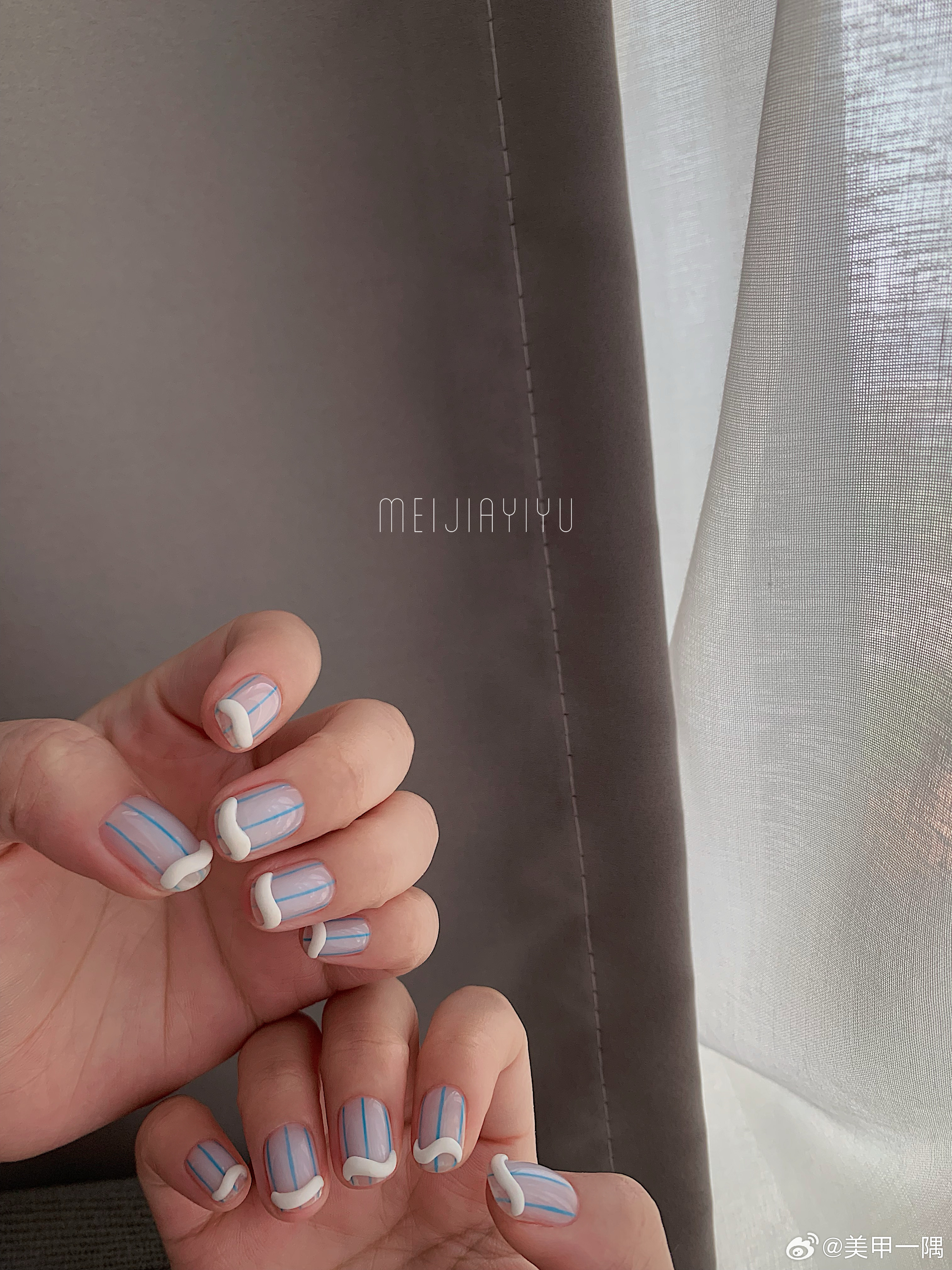 我客人带朋友来做指甲..客人朋友看了看我客人的工具盒..然后问我：“你是兼职吗？