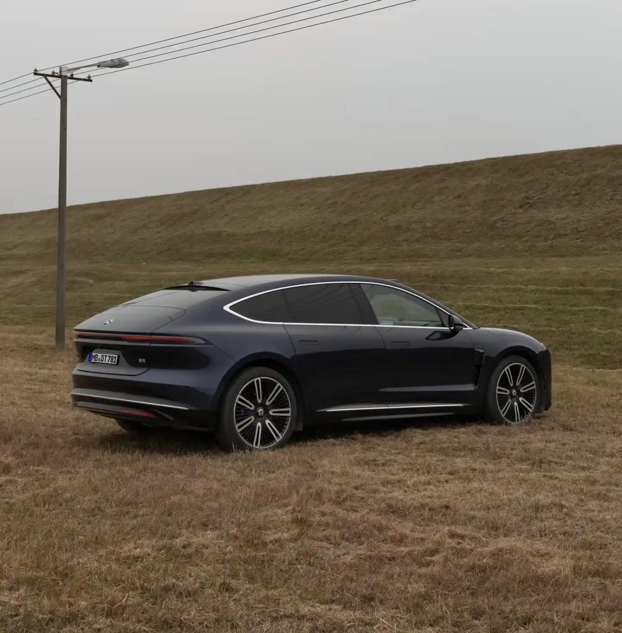 大家觉得蔚来ET9这溜背造型，满分10分的话，你能给几分？和奥迪A7的溜背来比的