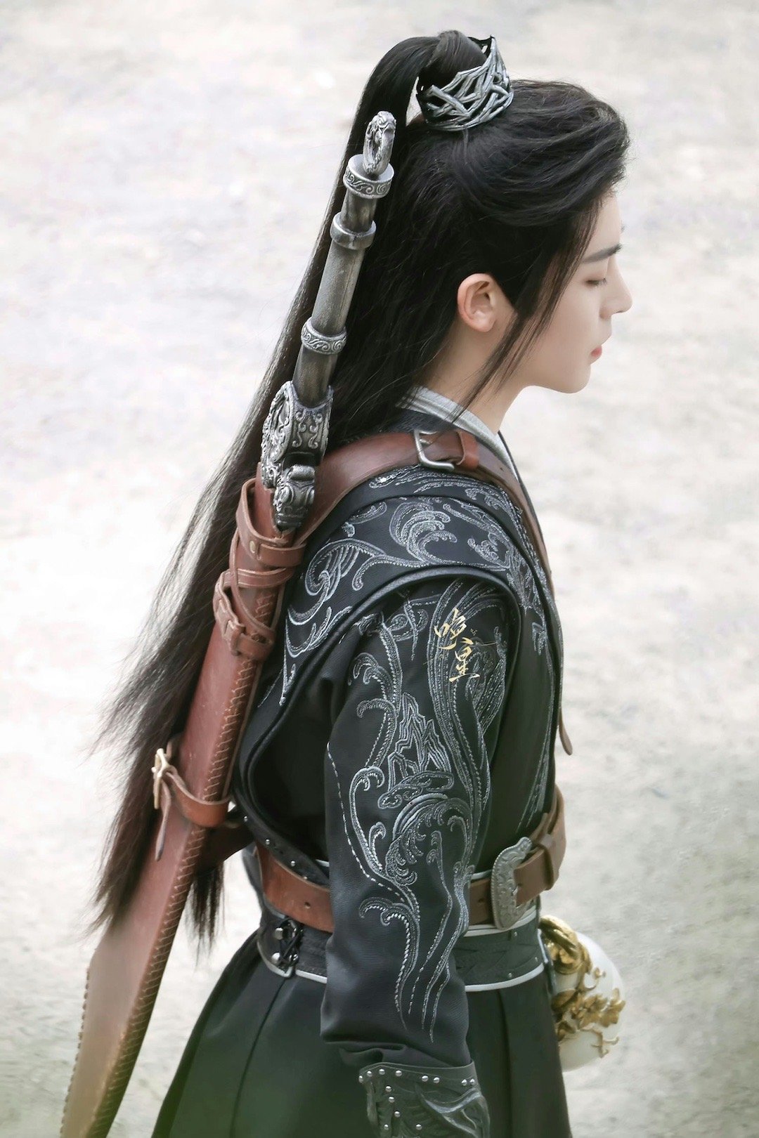 #百里东君是吃了个天曜吧#暗黑色系的衣服真的让我感觉到哥哥的这个角色相当的霸气，