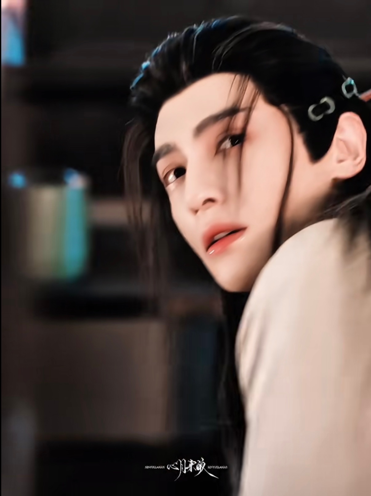 讓小妻子背過身去鼙鼓翹起來，他懵然不解但還是乖乖照做了，清澈的眼睛一點防備也沒有